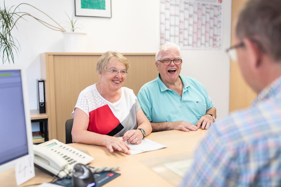 Zwei Senioren in der persönlichen Beratung Zwei Senioren in der persönlichen Beratung