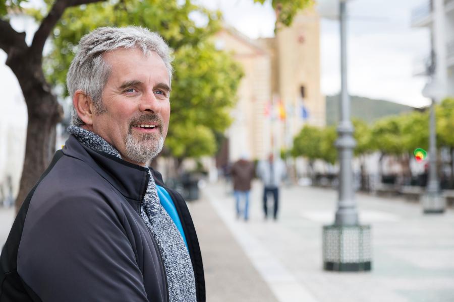 Älterer Mann in mediterraner Umgebung Älterer Mann in mediterraner Umgebung