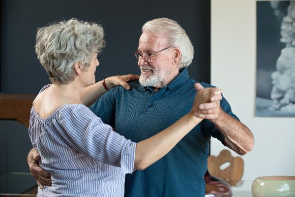 Ein älteres Paar beim Tanzen
