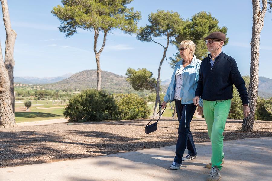 Zwei Senioren bei einem Spaziergang im Park Zwei Senioren bei einem Spaziergang im Park