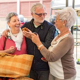 Drei Senioren kaufen Gemüse an einem Marktstand Drei Senioren kaufen Gemüse an einem Marktstand
