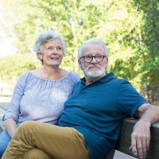 Portrait von einem älteren Paar im Park