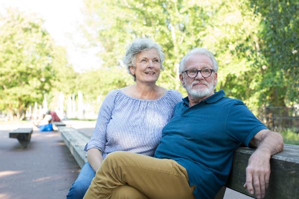 Portrait von einem älteren Paar im Park Portrait von einem älteren Paar im Park