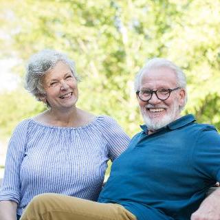 Portrait von einem heterosexuellen älteren Paar im Park Portrait von einem heterosexuellen älteren Paar im Park