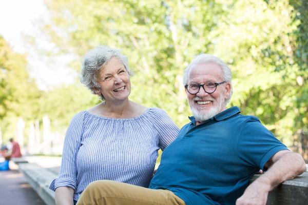 Portrait von einem heterosexuellen älteren Paar im Park Portrait von einem heterosexuellen älteren Paar im Park