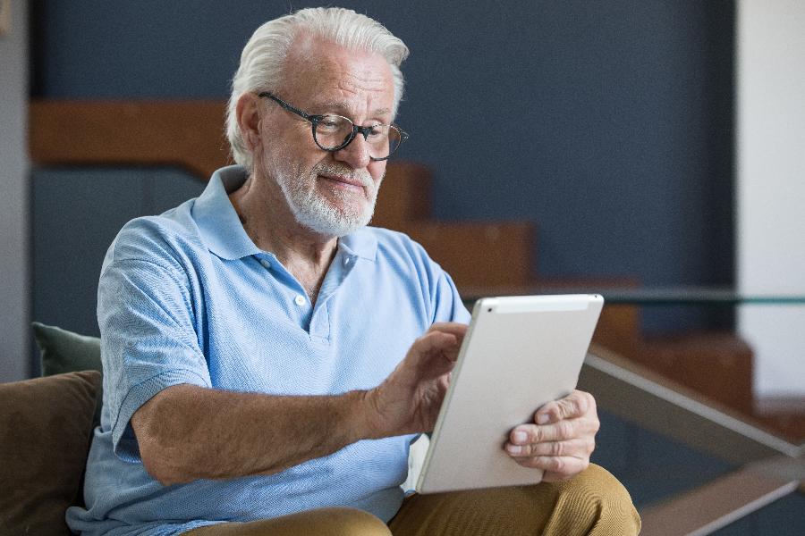 Ein Senior bedient ein Tablet