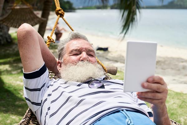 Ein Senior liest über einen eBook-Reader