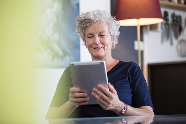 Eine Seniorin bedient ein Tablet Eine Seniorin bedient ein Tablet