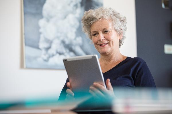 Eine Seniorin bedient ein Tablet Eine Seniorin bedient ein Tablet