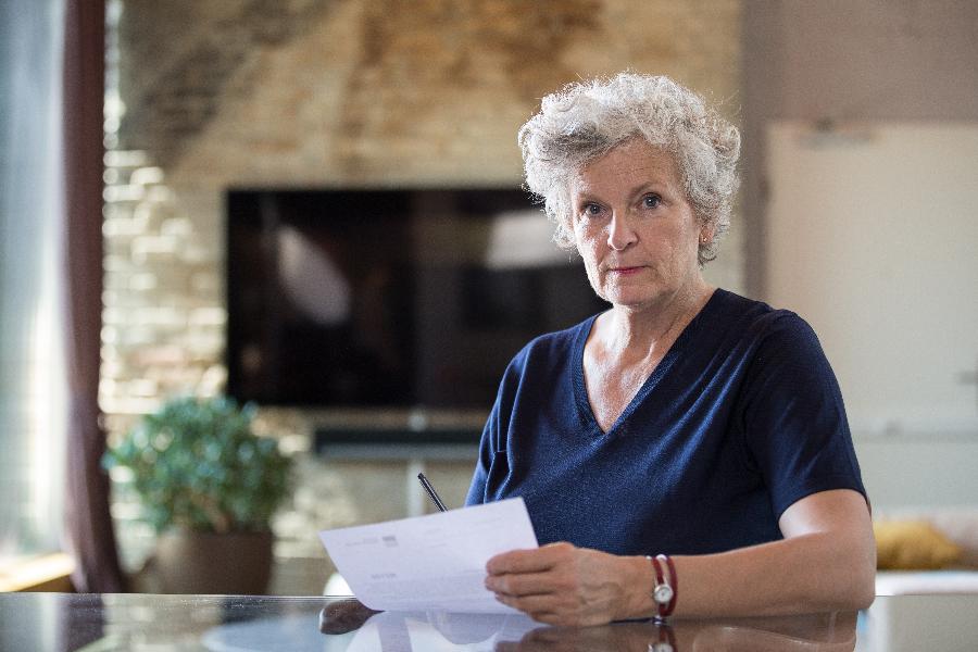 Eine Seniorin füllt ein Seminar aus Eine Seniorin füllt ein Seminar aus