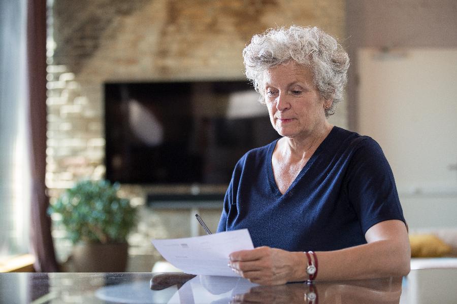 Eine Seniorin füllt ein Seminar aus Eine Seniorin füllt ein Seminar aus