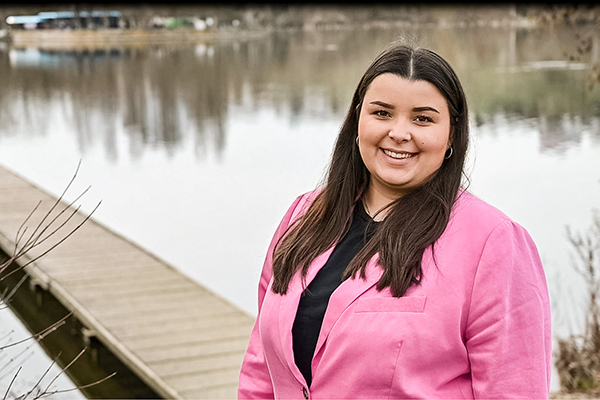 Portraitbild einer jungen Frau mit pinkem Blazer Portraitbild einer jungen Frau mit pinkem Blazer