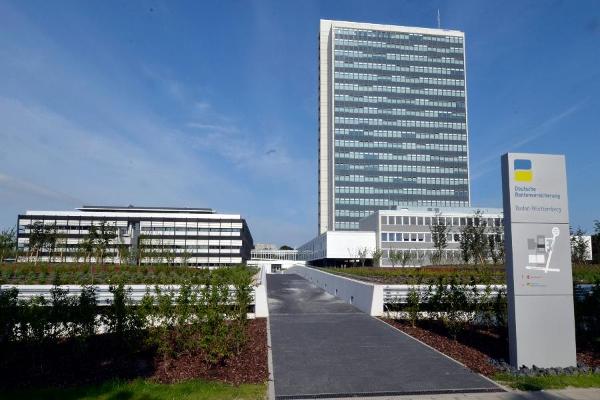 Blick auf das Hochhaus der Deutschen Rentenversicherung Baden-Württemberg in Karlsruhe Blick auf das Hochhaus der Deutschen Rentenversicherung Baden-Württemberg in Karlsruhe