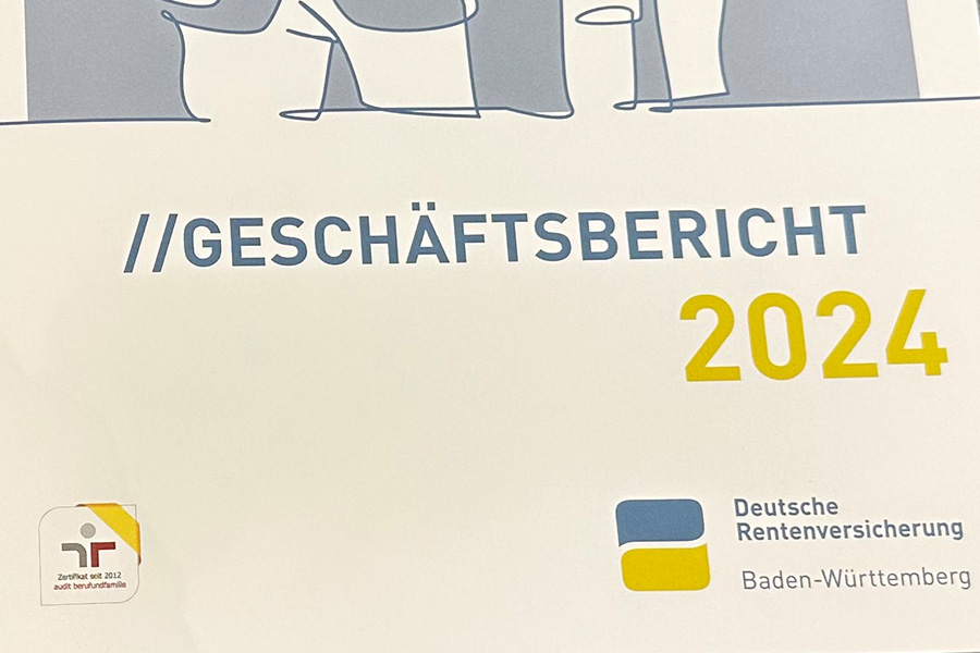 Gezeichnete Personen stehen in einer Reihe nebeneinander und zeigen ihre Daumen nach oben Gezeichnete Personen stehen in einer Reihe nebeneinander und zeigen ihre Daumen nach oben