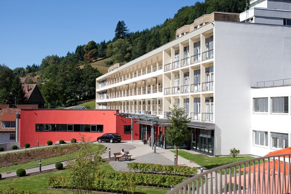 Außenansicht der Rehaklinik Glotterbad in Glottertal