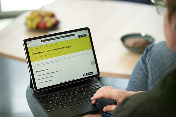 Eine Frau hält einen mobilen Computer in der Hand, auf dem Bildschirm ist die Webseite der Online-Services der Deutschen Rentenversicherung zu sehen Eine Frau hält einen mobilen Computer in der Hand, auf dem Bildschirm ist die Webseite der Online-Services der Deutschen Rentenversicherung zu sehen