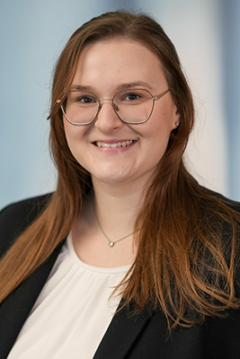 Portraitfoto von Mara Eyth, Firmenberaterin der Deutschen Rentenversicherung Baden-Württemberg Portraitfoto von Mara Eyth, Firmenberaterin der Deutschen Rentenversicherung Baden-Württemberg