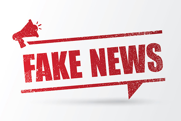 Auf weißem Hintergrund steht auf rot in Großbuchstaben das Wort Fake News, das bedeutet gefälschte Nachrichten Auf weißem Hintergrund steht auf rot in Großbuchstaben das Wort Fake News, das bedeutet gefälschte Nachrichten