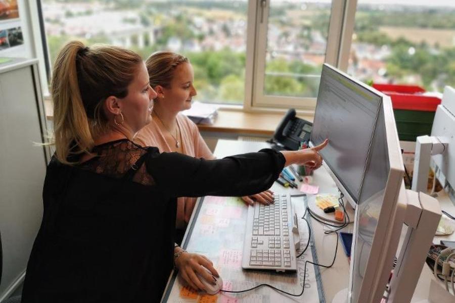 Zwei Frauen arbeiten an einem modernen Arbeitsplatz bei der DRV Baden-Württemberg Zwei Frauen arbeiten an einem modernen Arbeitsplatz bei der DRV Baden-Württemberg