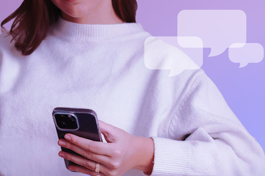 Ein Mädchen bedient ein Smartphone Ein Mädchen bedient ein Smartphone