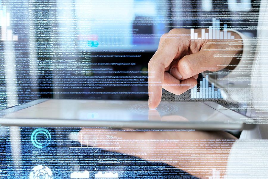 Das Bild zeigt eine Hand, die im virtuellen Raum ein Tablet bedient. Das Bild zeigt eine Hand, die im virtuellen Raum ein Tablet bedient.