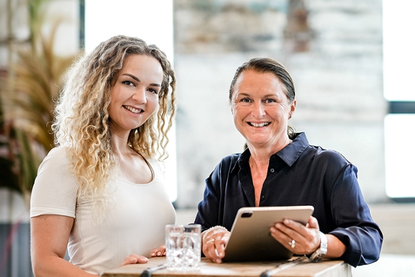Das Bild zeigt zwei Mitarbeiterinnen der Deutschen Rentenversicherung Baden-Württemberg, die zusammen arbeiten. Das Bild zeigt zwei Mitarbeiterinnen der Deutschen Rentenversicherung Baden-Württemberg, die zusammen arbeiten.