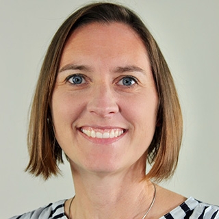 Junge Frau mit blonden, mittellangen Haaren und blauen Augen Junge Frau mit blonden, mittellangen Haaren und blauen Augen
