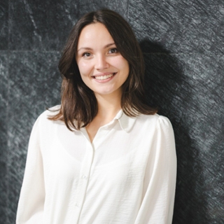 Junge Frau mit braunen, mittellangen Haaren und braunen Augen Junge Frau mit braunen, mittellangen Haaren und braunen Augen