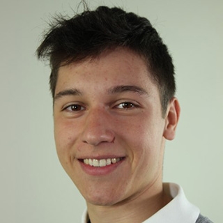 Jugendlicher mit dunkle, kurzen Haaren Jugendlicher mit dunkle, kurzen Haaren