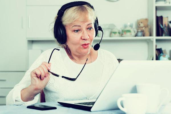 Eine Frau kommuniziert via Laptop