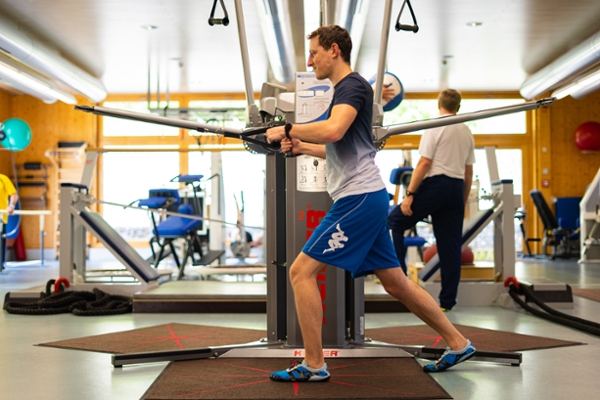 Ein Mann der an seiner Rehabilitation arbeitet Ein Mann der an seiner Rehabilitation arbeitet