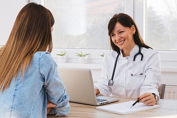 Eine Ärztin berät eine Patientin Eine Ärztin berät eine Patientin