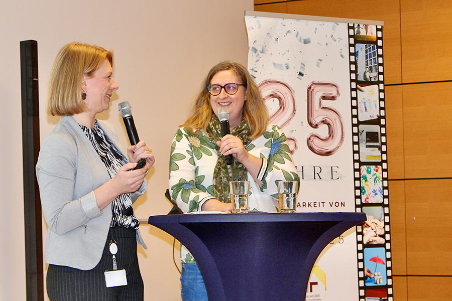 Friederike Nordmeyer im Interview mit Christina Domm. Friederike Nordmeyer im Interview mit Christina Domm.