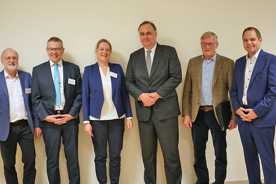 Professor Dr. Siegfried Geyer (v. li.),  Dr. Winfried Kösters, Dr. Andrea Wünsch, Jan Miede, Professor Dr. Axel Haverich, Professor Dr. Stephan Thomsen Professor Dr. Siegfried Geyer (v. li.),  Dr. Winfried Kösters, Dr. Andrea Wünsch, Jan Miede, Professor Dr. Axel Haverich, Professor Dr. Stephan Thomsen