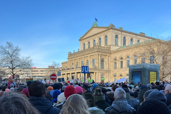 Demo gegen Rechtsextremismus auf dem Opernplatz in Hannover Demo gegen Rechtsextremismus auf dem Opernplatz in Hannover