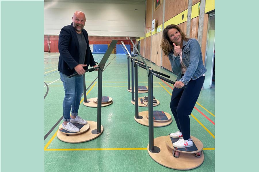 Das Bild zeigt Sportlehrerin Mirjam Scheffen mit Sven Hinzpeter, Leiter der Erich-Kästner-Oberschule Laatzen, auf dem Pedalo-Parcours in der Sporthalle. Das Bild zeigt Sportlehrerin Mirjam Scheffen mit Sven Hinzpeter, Leiter der Erich-Kästner-Oberschule Laatzen, auf dem Pedalo-Parcours in der Sporthalle.