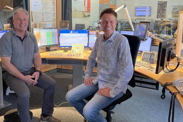 Auf dem Bild sitzen Rentenberater Hagen Busse und NDR-Moderator Ulf Ansorge im NDR-Sendestudio. Auf dem Bild sitzen Rentenberater Hagen Busse und NDR-Moderator Ulf Ansorge im NDR-Sendestudio.