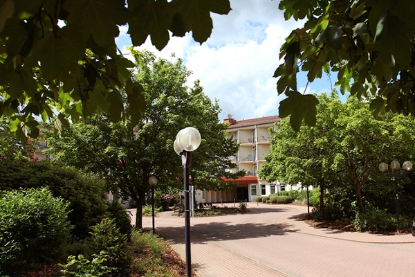 Blick auf das Rehazentrum vom Park aus Blick auf das Rehazentrum vom Park aus