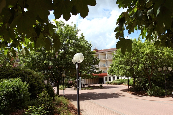 Blick auf das Rehazentrum vom Park aus