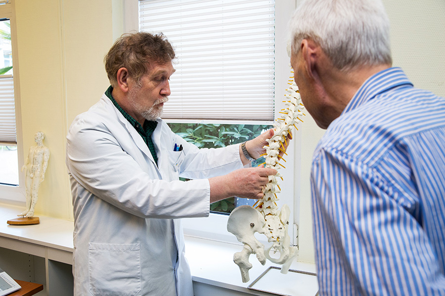 Arzt mit Rehabilitand Arzt mit Rehabilitand