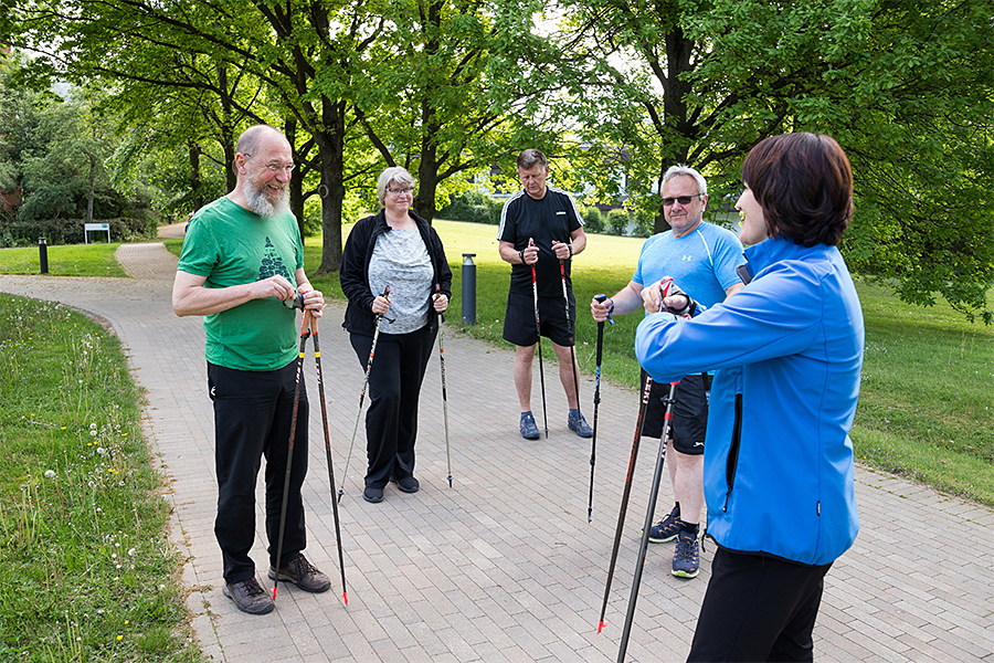 Nordic-Walking-Gruppe mit Trainerin Nordic-Walking-Gruppe mit Trainerin