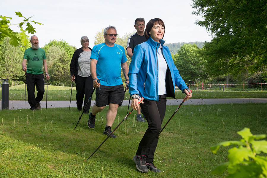 Nordic-Walking-Gruppe mit Trainerin Nordic-Walking-Gruppe mit Trainerin