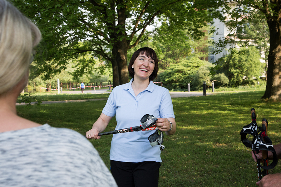 Nordic-Walking-Gruppe mit Trainerin Nordic-Walking-Gruppe mit Trainerin