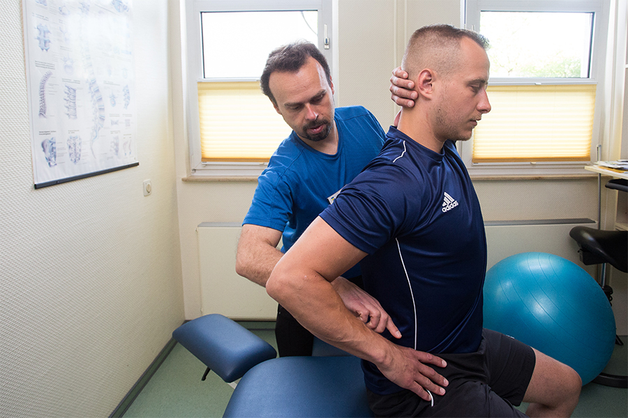 Physiotherapeut behandelt Patienten Physiotherapeut behandelt Patienten