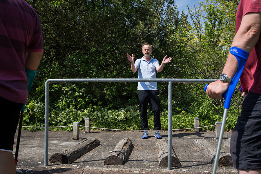 Therapeut mit Rehabilitanden Therapeut mit Rehabilitanden