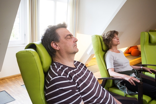 Rehabilitanden bei der Entspannung Rehabilitanden bei der Entspannung