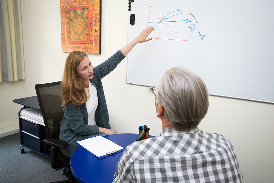 Therapeutin mit Rehabilitand Therapeutin mit Rehabilitand