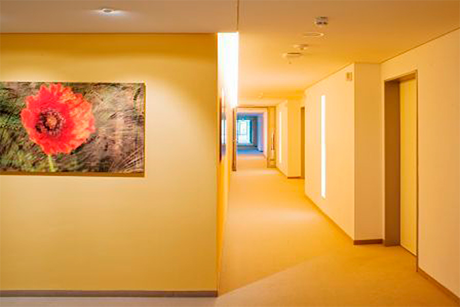 Flur im Rehazentrum Oberharz mit orange-farbenen Wänden Flur im Rehazentrum Oberharz mit orange-farbenen Wänden