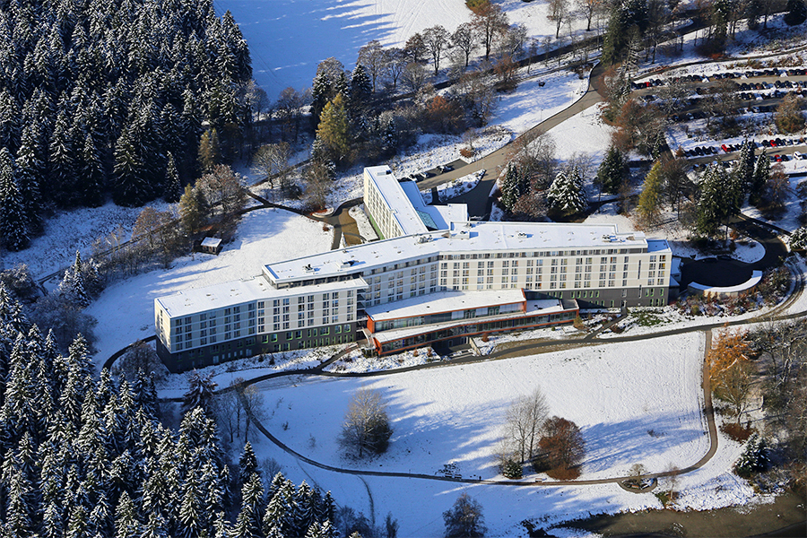 Drohnenbild vom Reha-Zentrum Oberharz mit verschneiter Landschaft Drohnenbild vom Reha-Zentrum Oberharz mit verschneiter Landschaft
