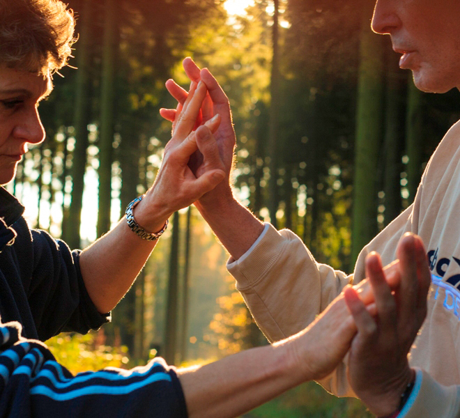 Zwei Menschen bei der Körpertherapie Zwei Menschen bei der Körpertherapie